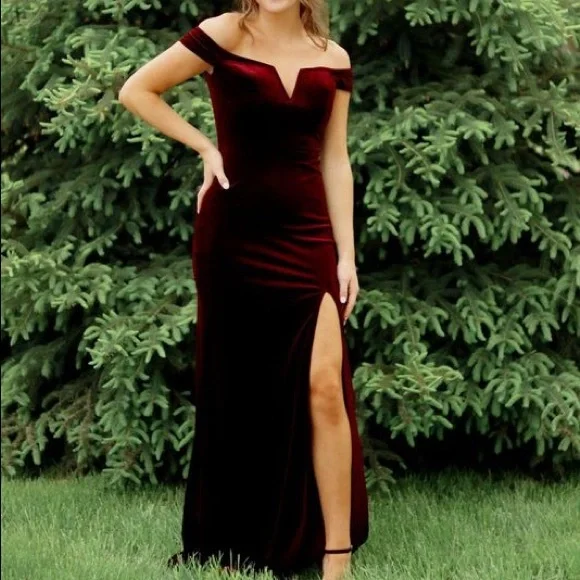 David’s Bridal, Red Velvet, Off the shoulder, Formal dress, Size